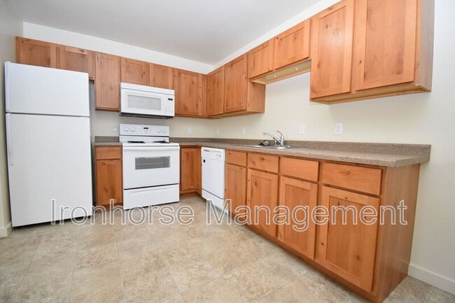 Building Photo - 807 W Villard St