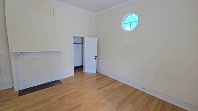 Building Photo - Short Term Lease at $1200/month- Pre-Leasing for Fall at $1900/month [Olympia]