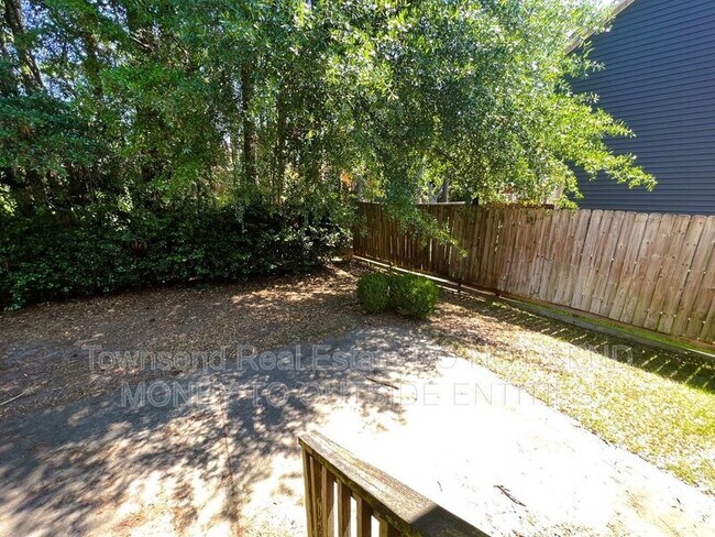 Building Photo - 2210 Westdale Dr