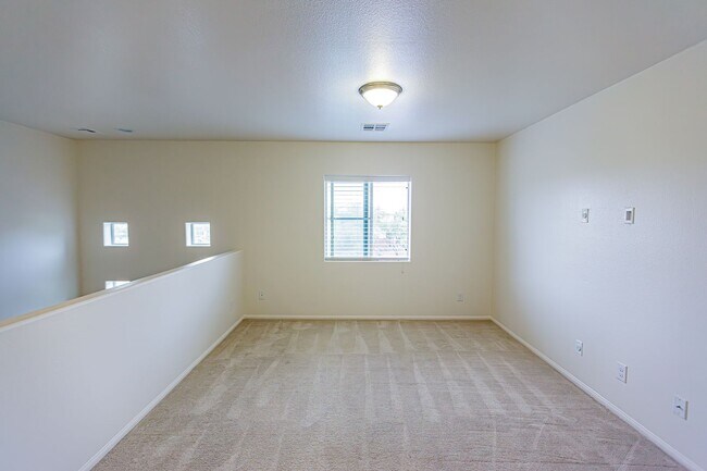 Building Photo - 4 Bedroom home located in Mountain's Edge