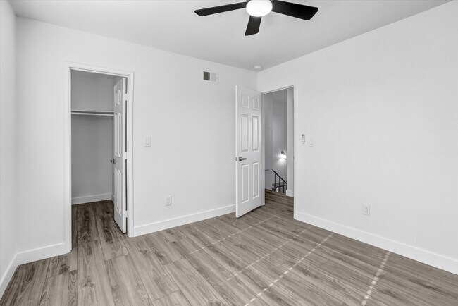 Building Photo - 2040 E 5th St