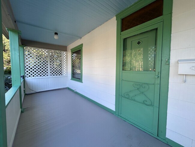 Building Photo - Spacious 3 BR home, Minutes to Medical Cen...