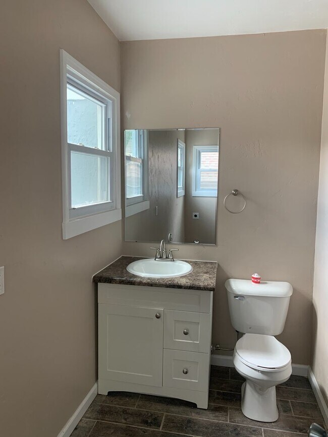 Building Photo - 321-321 Caroline St