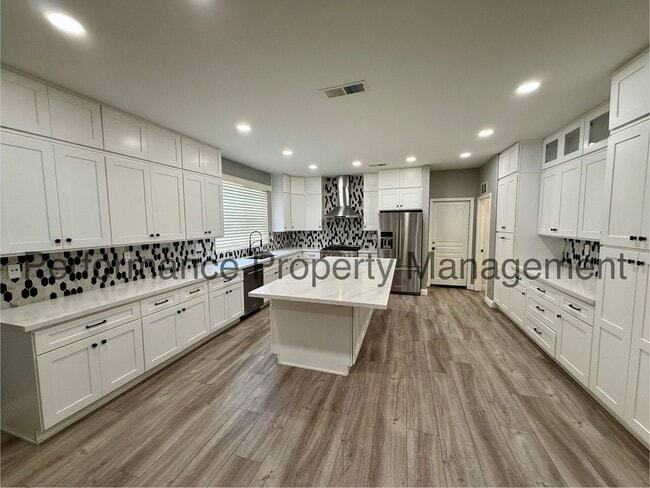 Building Photo - Stunning 4 Bed/3 Bath NW Bakersfield Home w/ Pool, RBP & Security Deposit Alternative Option