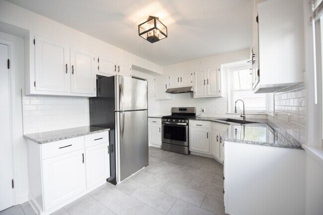 Building Photo - 10780 Woodview Blvd