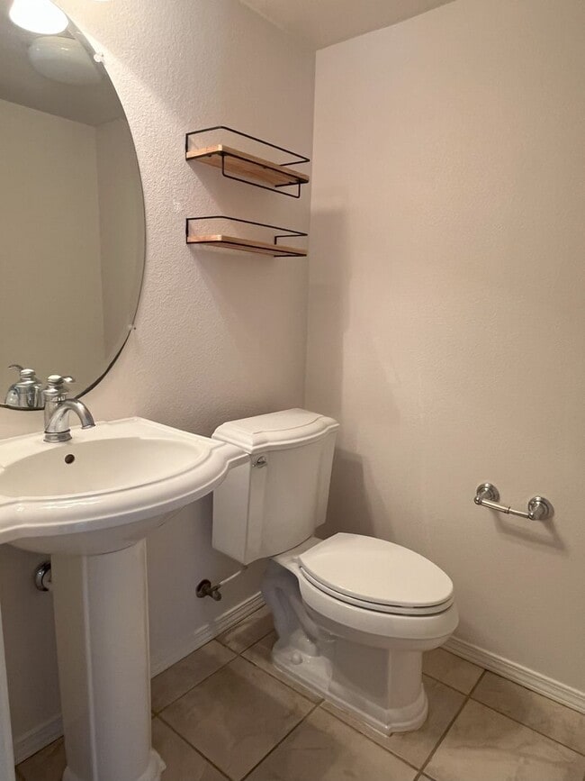 Building Photo - Available Now – 4 Bedroom Home in Desirabl...