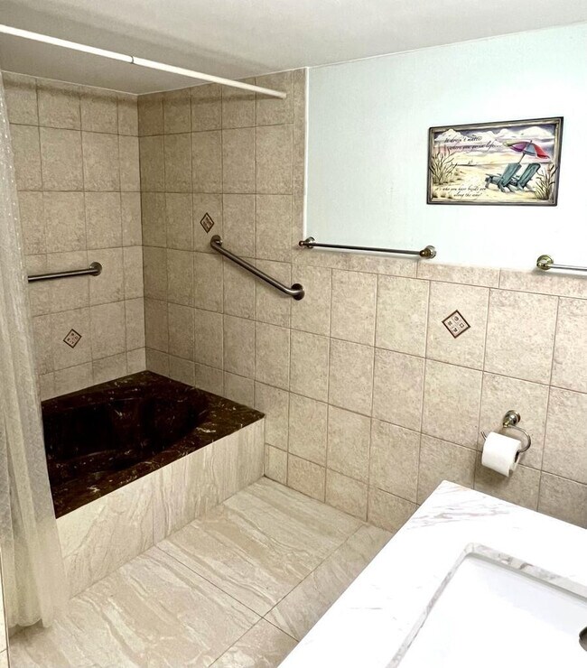 Building Photo - 2017 S Ocean Dr