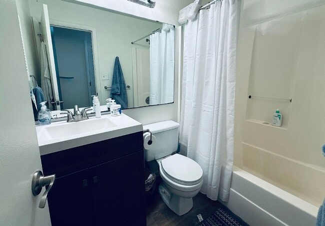 Building Photo - 1213 University Terrace