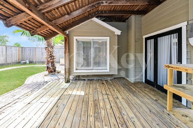 Building Photo - 11811 Meadowchase Dr