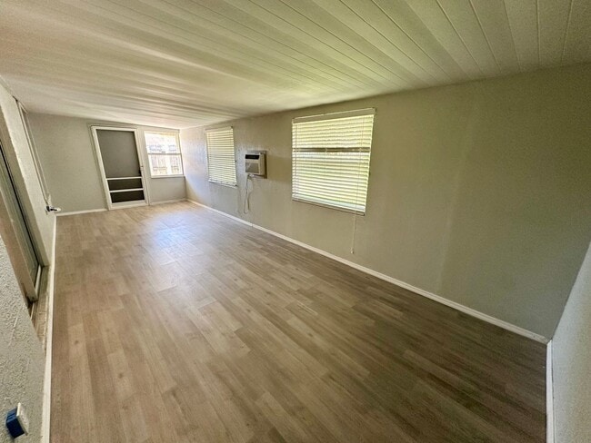 Building Photo - Beautiful open 2/2 Near UCF