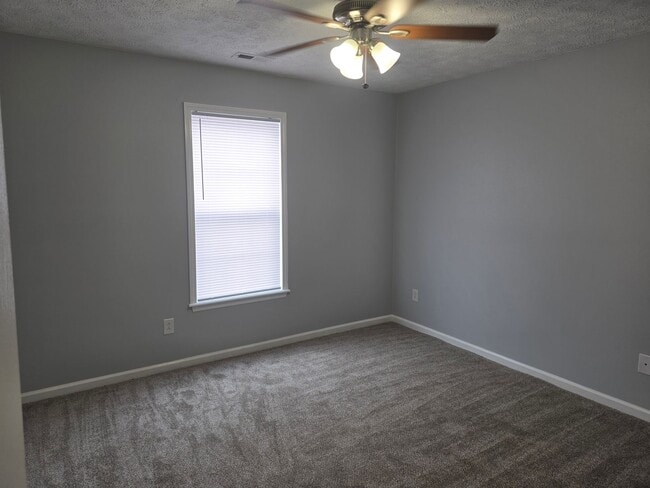 Building Photo - 2 Bedroom, 1 bath apartment - Downstairs Unit