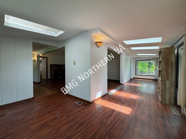 Building Photo - 8221 Barron St