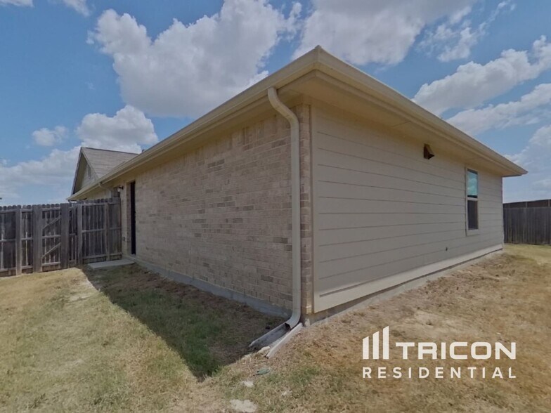 Building Photo - 6028 Parkview Hills Ln