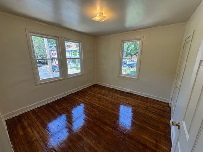 Building Photo - 3 Bedroom Semi-Detached  Home