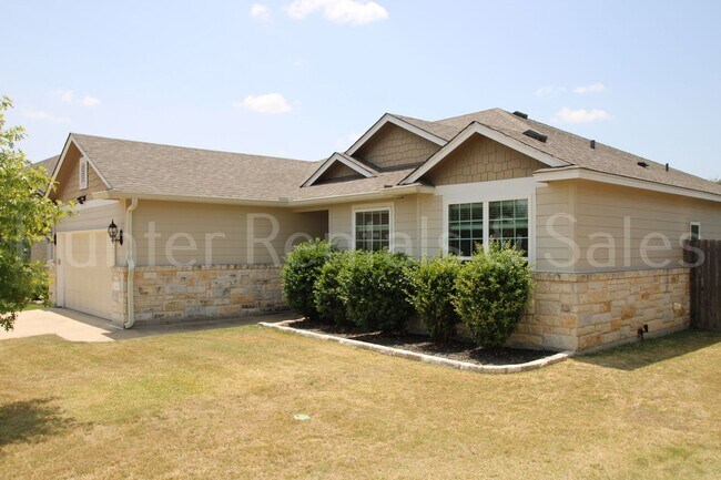 Building Photo - 1619 Neuberry Cliffe