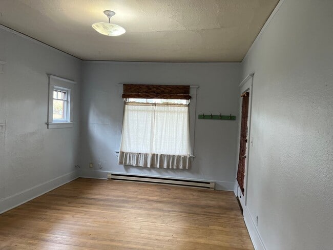 Building Photo - Beautifully updated 3 bedroom 1 bath duple...