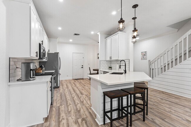 Building Photo - 4890 Bonsai Cir