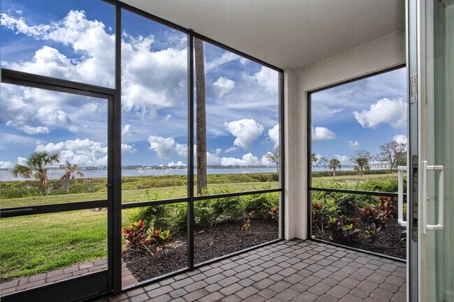 Building Photo - Riverfront Condo - 2 bed - 2 bath for rent