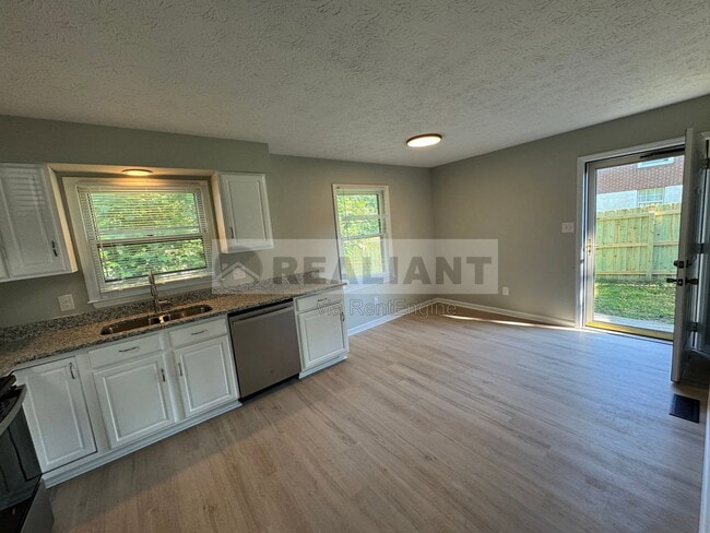 Building Photo - 105 Aster Pl
