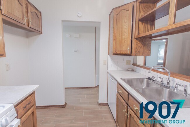 Building Photo - 2102 Briarcliff Dr