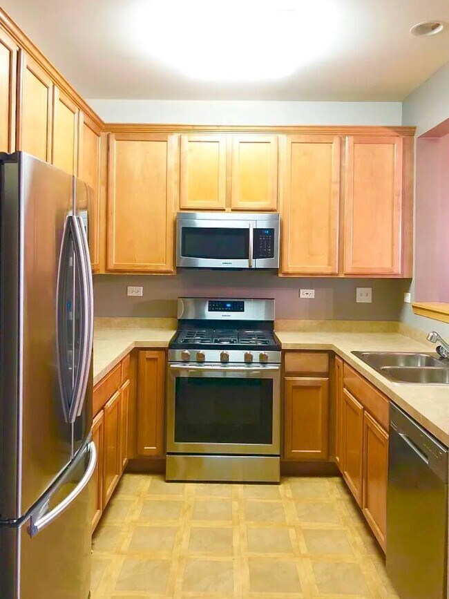 Building Photo - 2575 Hillsboro Blvd