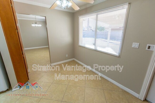 Building Photo - 704 E La Jolla Dr