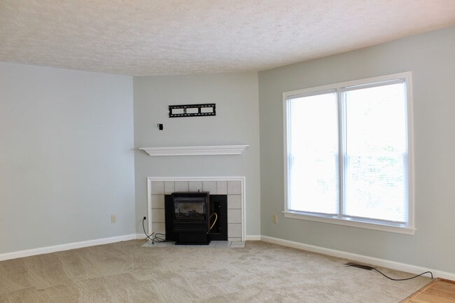 Building Photo - 736 Woodland Dr