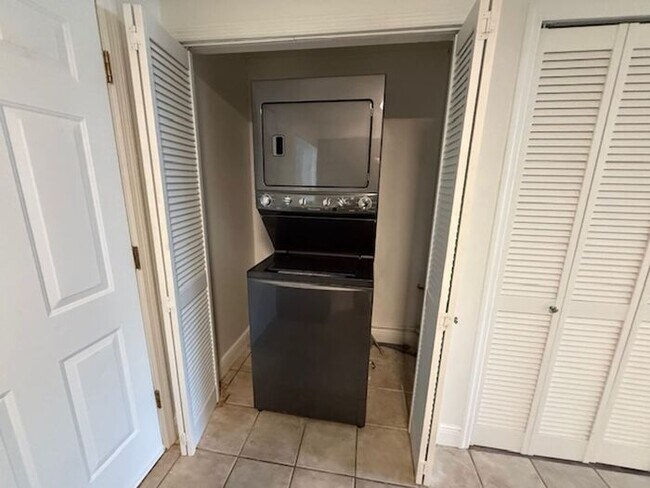 Building Photo - 2/1.5 Winter Springs Townhome with screen patio