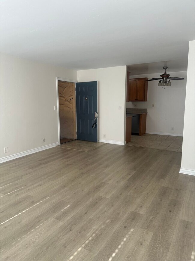 Building Photo - E MADISON - BEAUTIFUL 2nd FLR CONDO IN EL ...