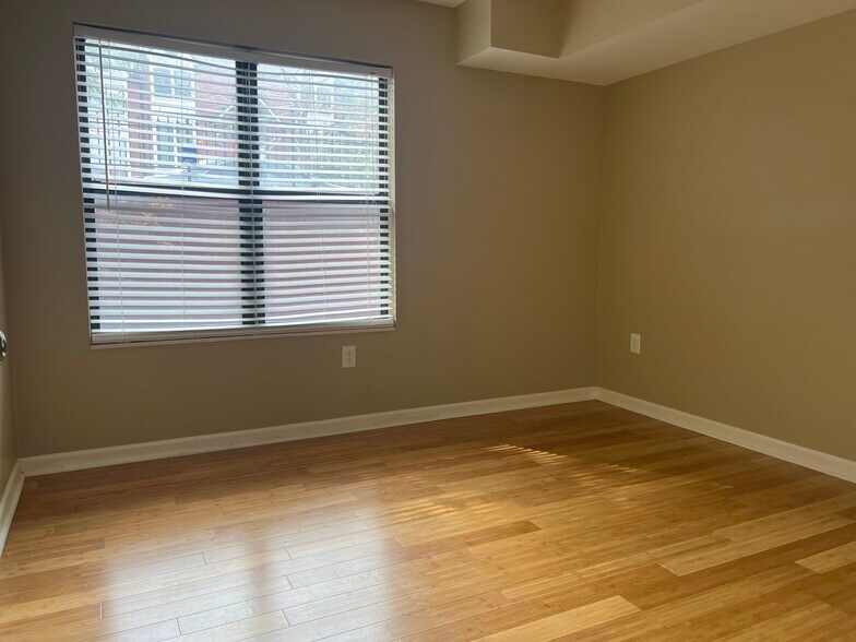 Building Photo - 935 Washington St