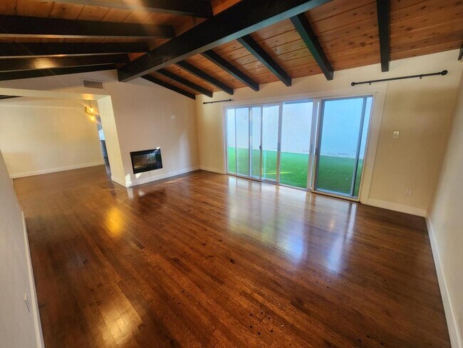 Building Photo - 9345 Golondrina Dr