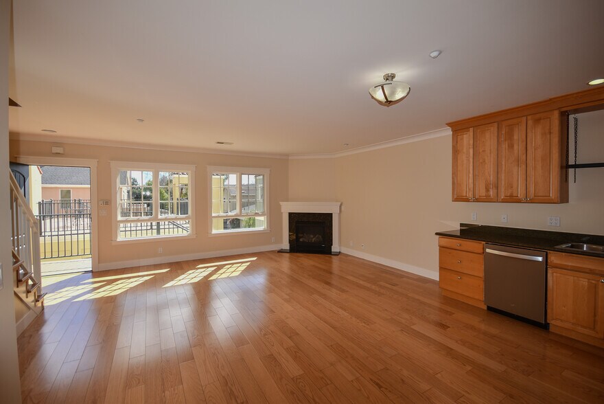 Building Photo - 1705 Palm Ave