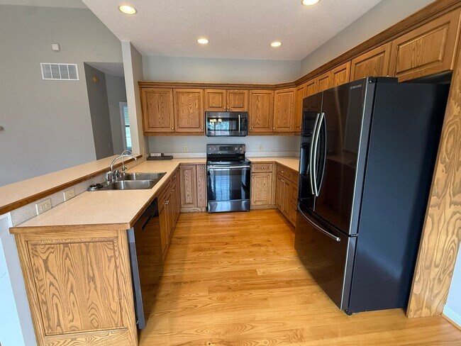 Building Photo - 4 Bedroom, 3 Bath Duplex in CrossKeys!