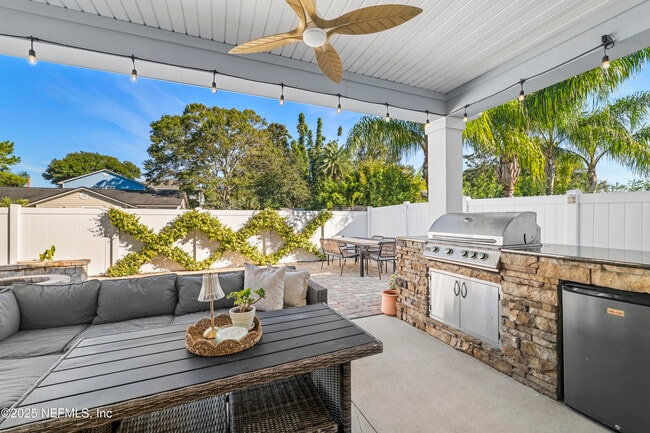 Building Photo - 1067 Seaside Dr N