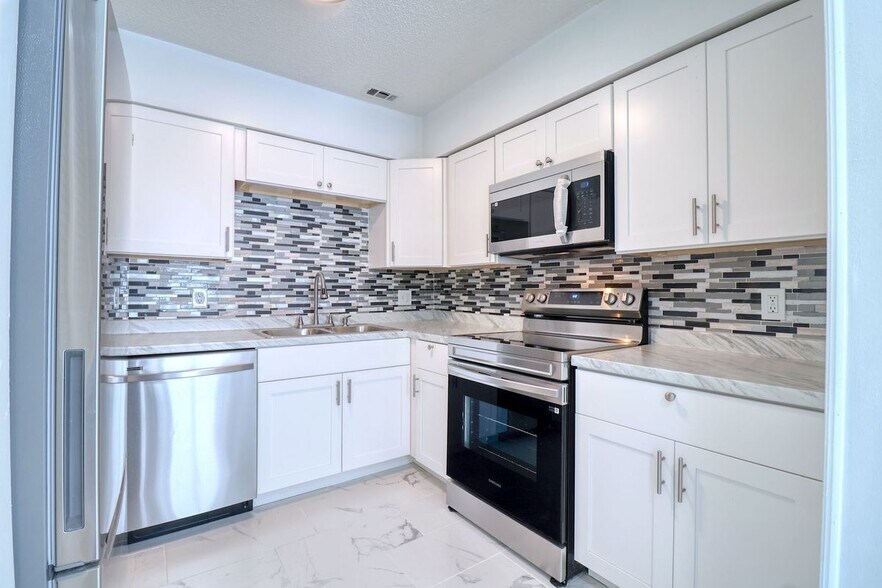 Building Photo - 4004 Cortez Dr