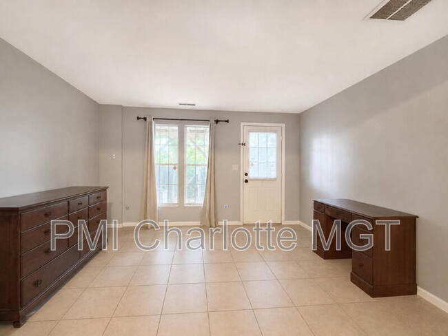 Building Photo - 654 Lex Dr