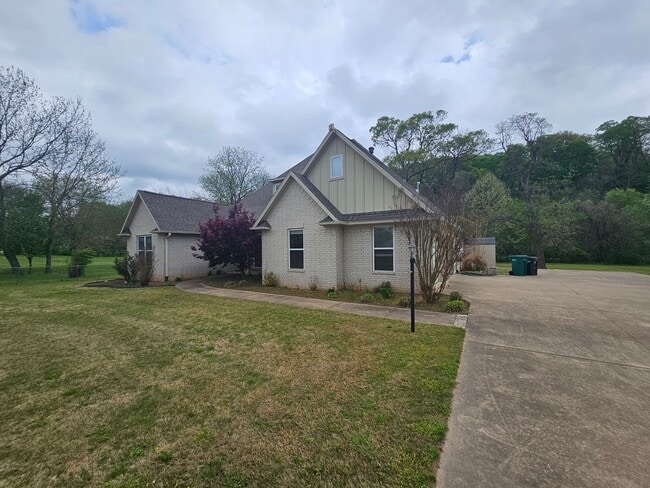 Primary Photo - Beautiful Large Home in Johnson