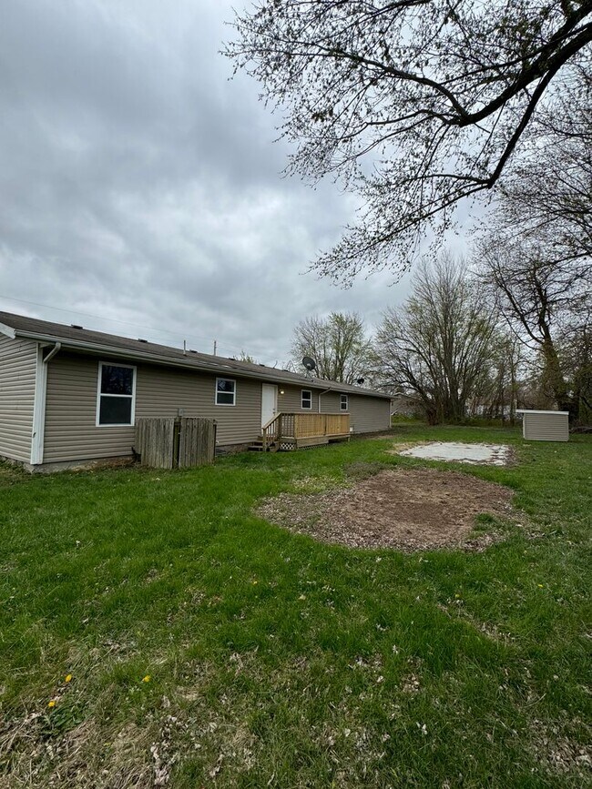 Building Photo - Country living with this large 3 bedroom 2 full bath home