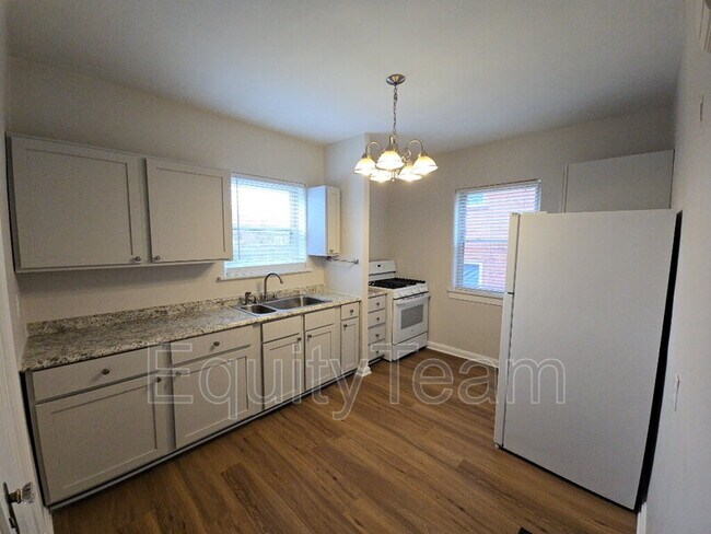 Building Photo - 4379 Ridgeview Ave