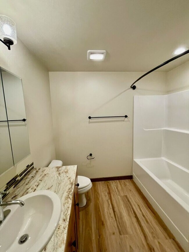 Building Photo - Townhouse - 3 Bedrooms 2 1/2 Bathrooms