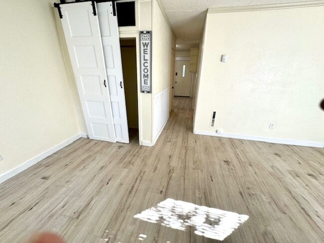 Building Photo - Clean Downtown One Bedroom Utilities Included