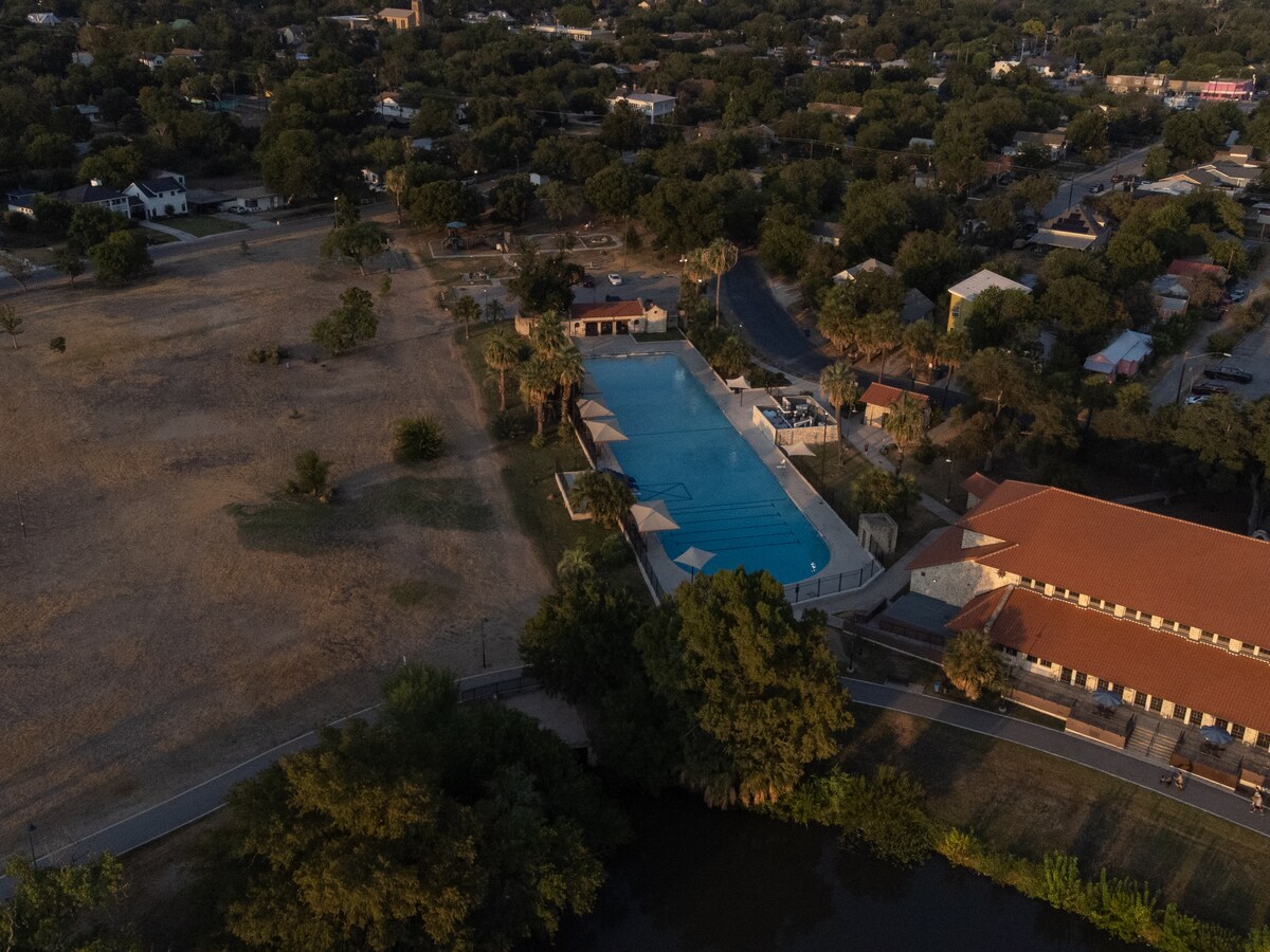 Building Photo - 1826 W French Pl