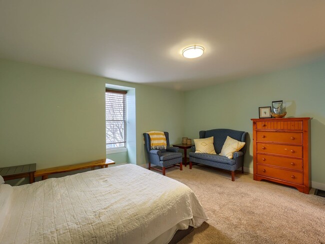 Building Photo - 207 Calder St