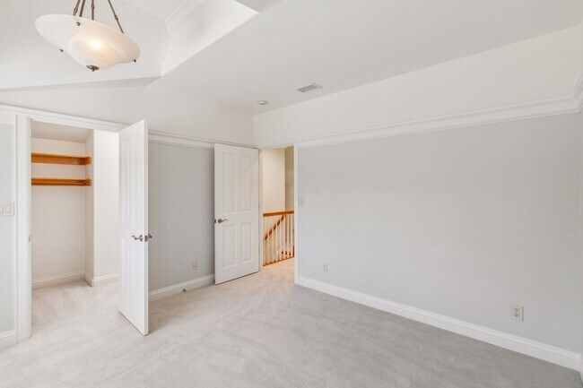 Building Photo - Beautiful, Old-World-style Home in the Heart of Central Menlo Park