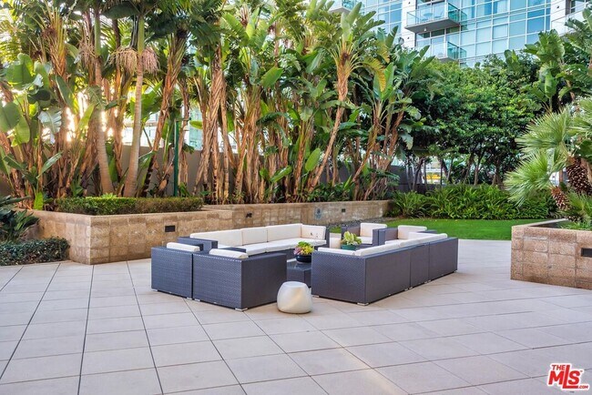 Building Photo - 13650 Marina Pointe Dr