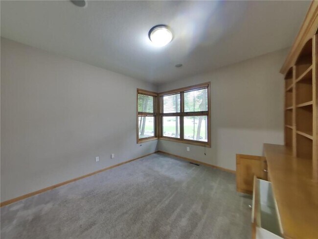 Building Photo - 8915 Umbria Pl N