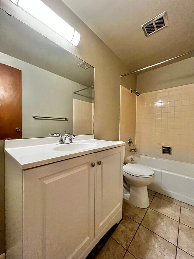 Building Photo - Robertson1005 (KC-JF)