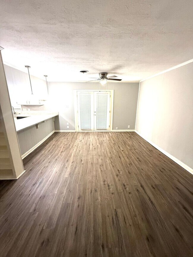 Building Photo - ** 4 Bed 2 Bath located close to Jefferson Davis High ** Call 334-366-9198 for a self showing