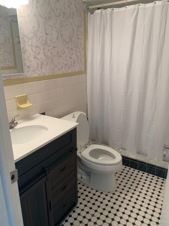 Building Photo - 3 bedroom 1 bath recently refurbished  wit...
