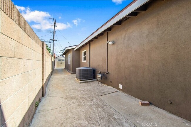 Building Photo - 5892 Meadowlark Dr